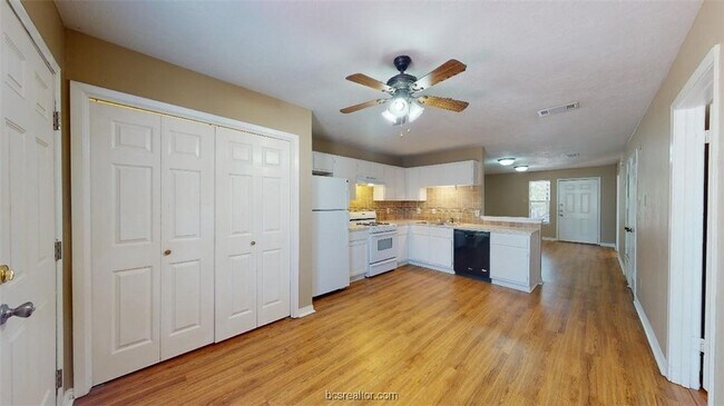 Building Photo - 805 San Pedro Dr