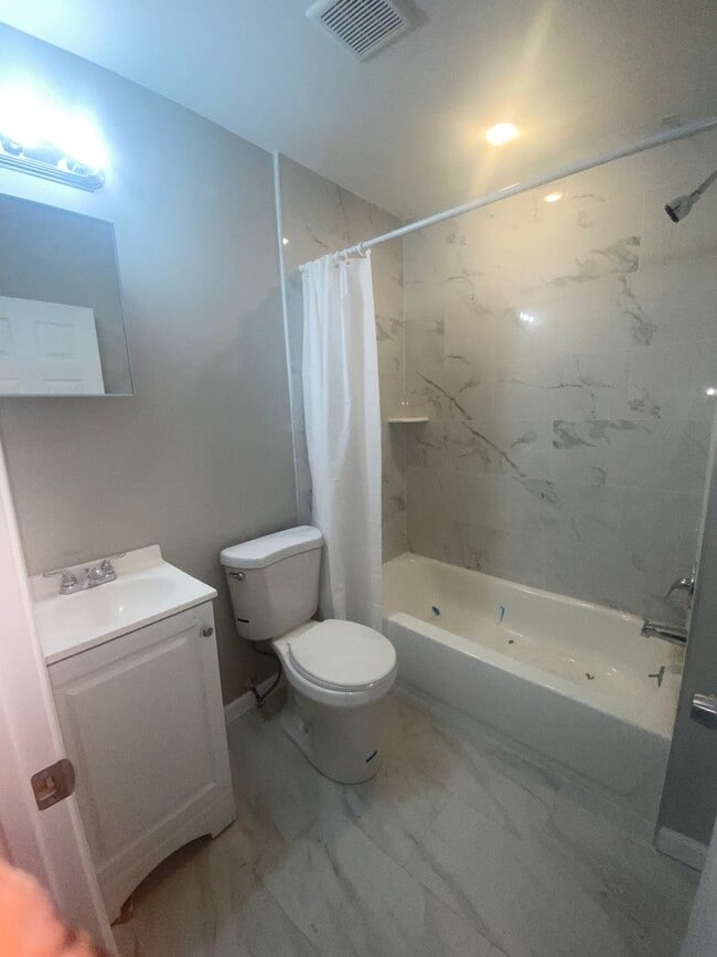 Building Photo - Remodeled Home - Oak Lane