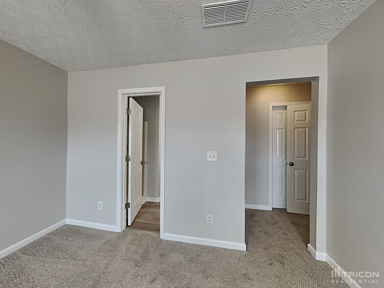 Building Photo - 6195 Flagstaf Walk