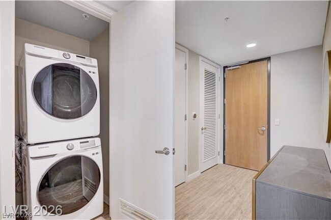 Building Photo - 353 E Bonneville Ave