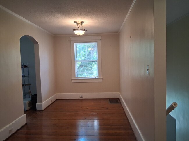 Building Photo - 402 Maple St