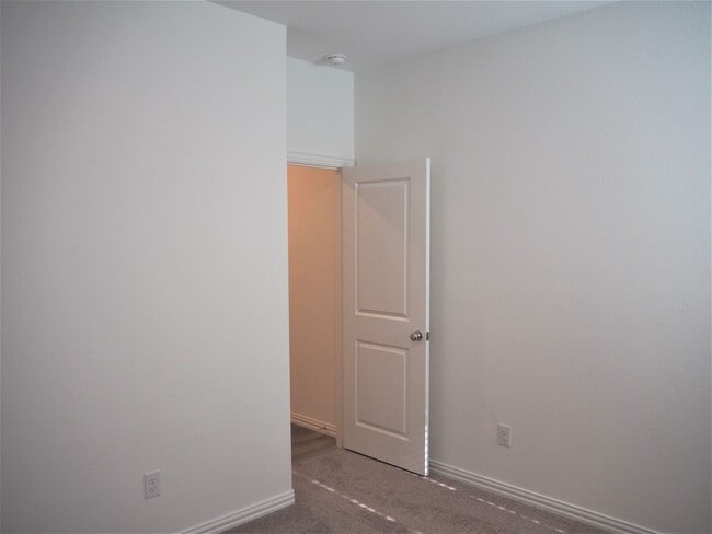 Building Photo - 1800 Lake Grove Dr