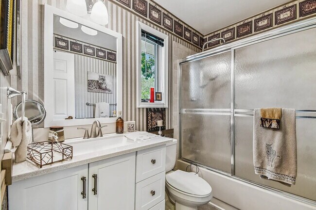 Building Photo - "Charming 3-Bed, 2-Bath Oasis at 1011a Sou...