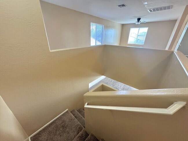 Building Photo - GREAT 4BEDROOM/3BATH HOME WITH ALL THAT YO...