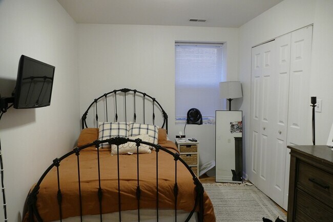 Building Photo - 1338 W Erie St