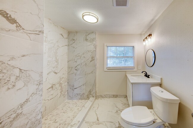 Building Photo - 1418 13th Ave N