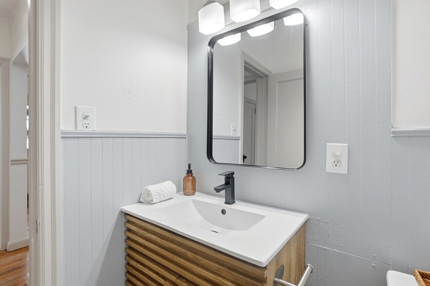 Building Photo - 1120 Piedmont Rd