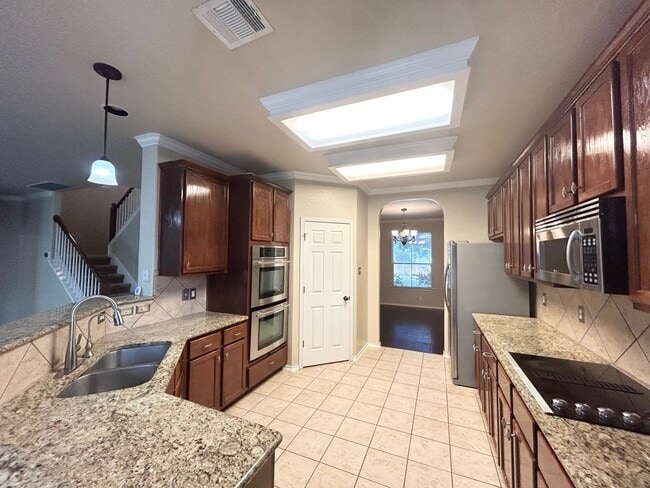 Building Photo - 4 Bedroom / 3.5 Bathroom beautiful house f...