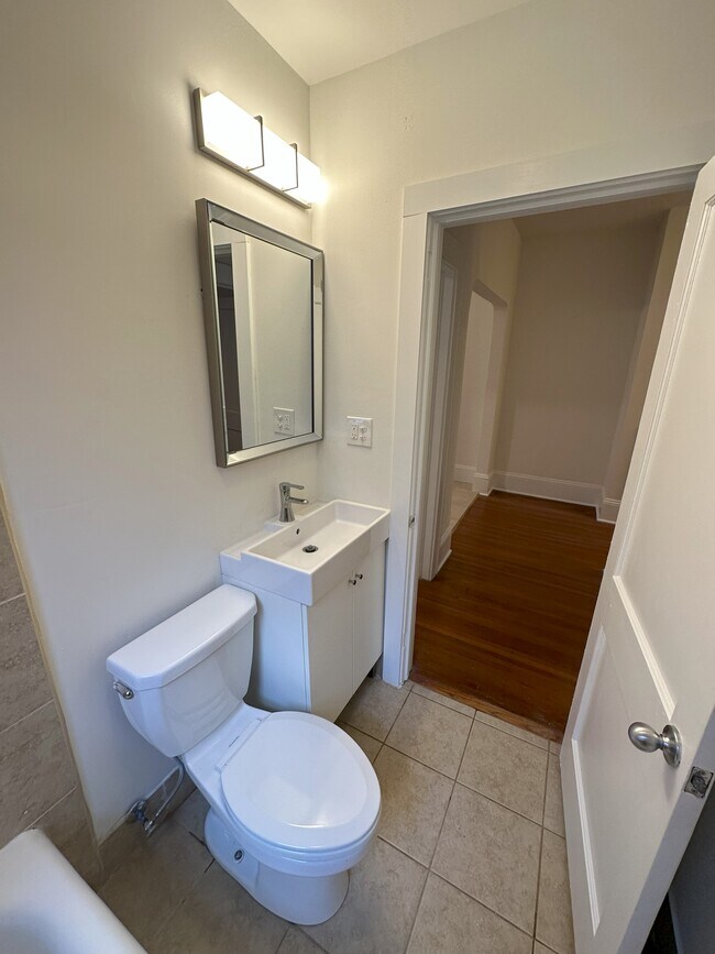 Building Photo - 605 Lamar Ave