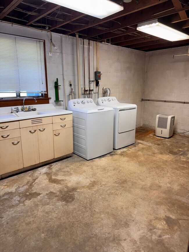 Building Photo - 104 Tanzalon Dr