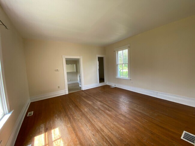 Building Photo - Great Location! Must See!
