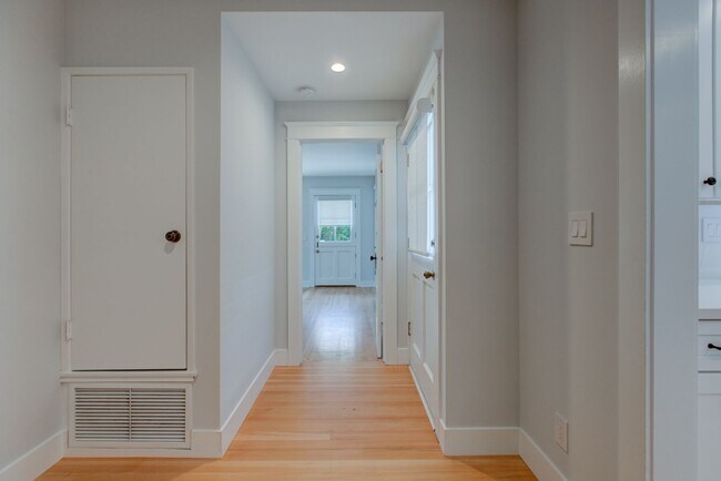 Building Photo - 158 S Harwood St