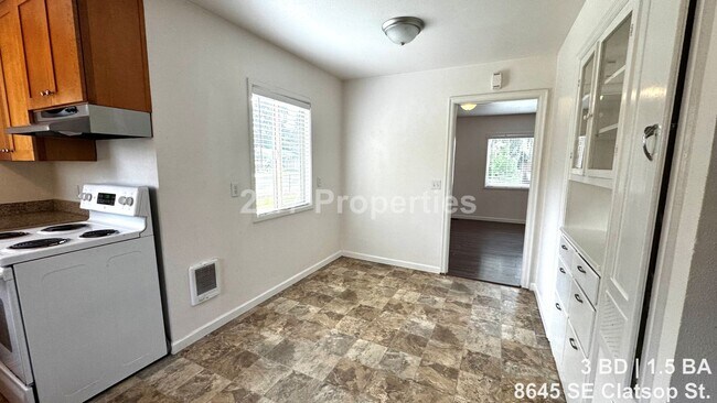 Building Photo - Bright 3BD I 1.5BA Home w/ Large Yard - SE Portland