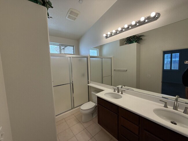 Building Photo - Spacious single story 2-bed home with an o...