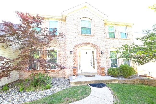 Building Photo - 5 Bed 3.5 Bath Chesterfield Charmer