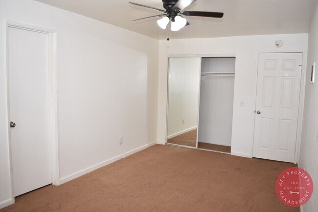 Building Photo - Charming 2-Bedroom East San Diego Apartment