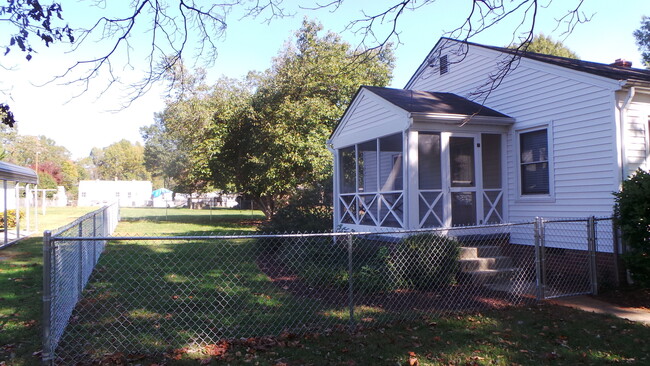 Building Photo - ~~ Charming 2-bedroom Home in Burlington ~~