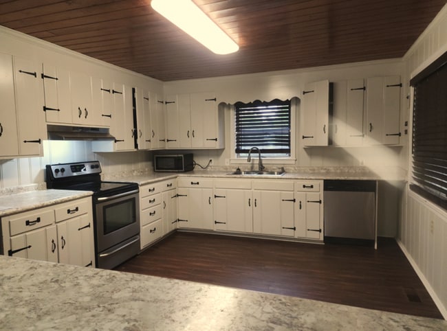 Building Photo - 1/2 Month Rent Free on Move-In! Spacious 3...