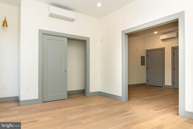 Building Photo - 327 S 16th St