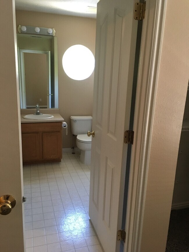 Building Photo - 3 bedroom 2 1/2 bath townhome
