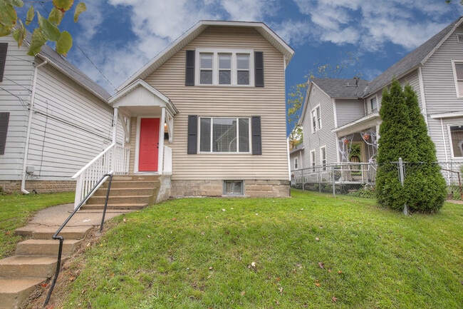 Primary Photo - 115 Diamond Ave SE