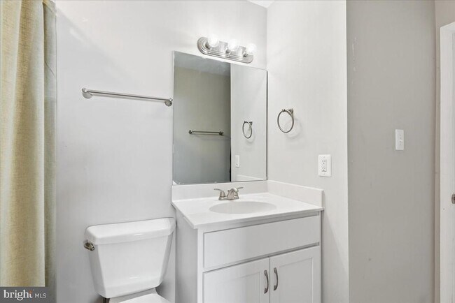 Building Photo - 3053 Heathcote Rd