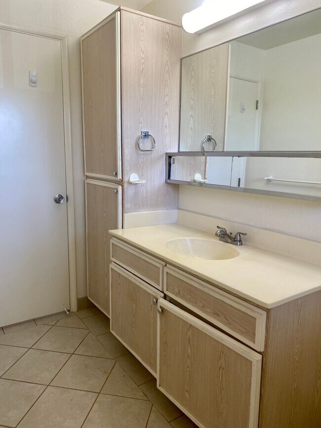 Building Photo - Available Now | 2 Bedroom, 1 Bathroom Apartment w/Scenic View from Enclosed Lanai | Kualana Knoll...