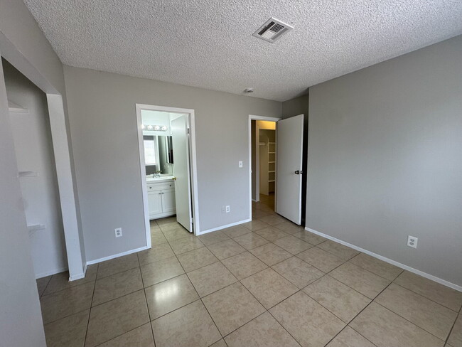 Building Photo - 3 Bed / 2 Bath Apartment Available for rent- East Las Vegas