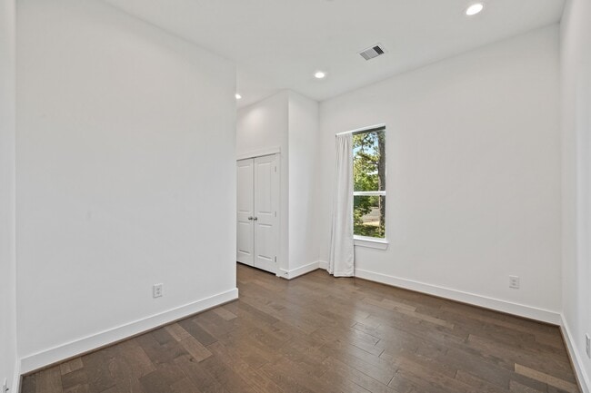 Building Photo - 594 Janisch Rd