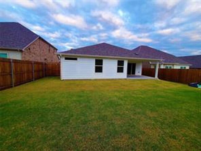 Building Photo - 3 Bedroom with Flex Space Available NOW!