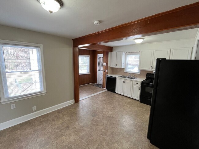 Building Photo - Charming 3-Bedroom 2-Bath with Beautiful Hardwood Floors