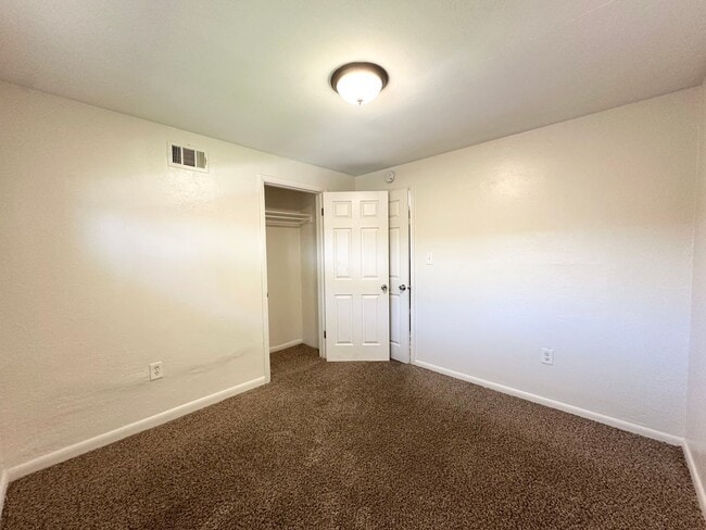 Building Photo - 3 bed 1 bath duplex near RiNo and City Par...