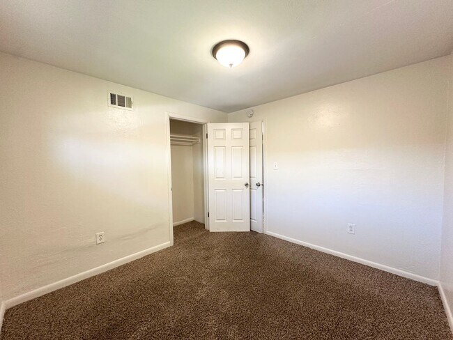 Building Photo - Charming 3-bed, 1-bath Duplex in Denver's ...