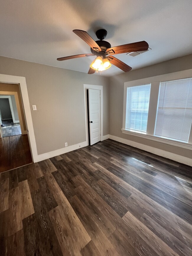 Building Photo - 916 N Austin St