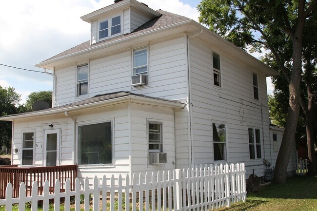 Building Photo - 423 4th Ave SE