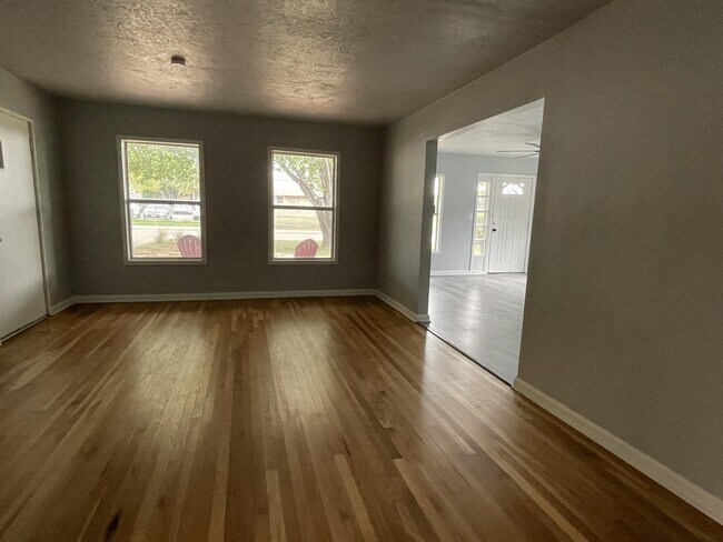 Building Photo - 258 Cresham Dr