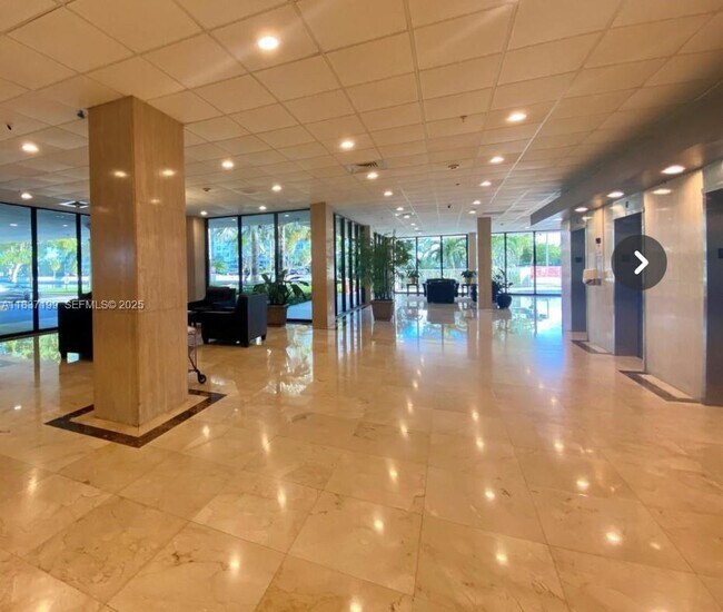 Building Photo - 400 Kings Point Dr