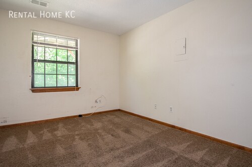 Building Photo - 3-bed 2-full-bath Duplex w/Double Garage  ...
