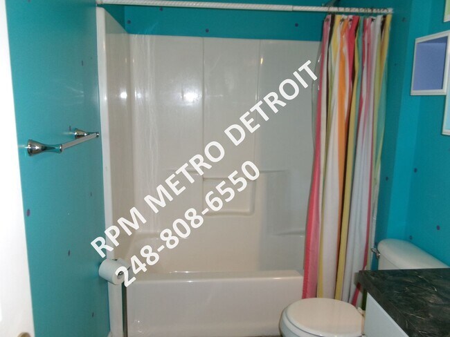 Building Photo - SPACIOUS HOME IN BROWNSTOWN