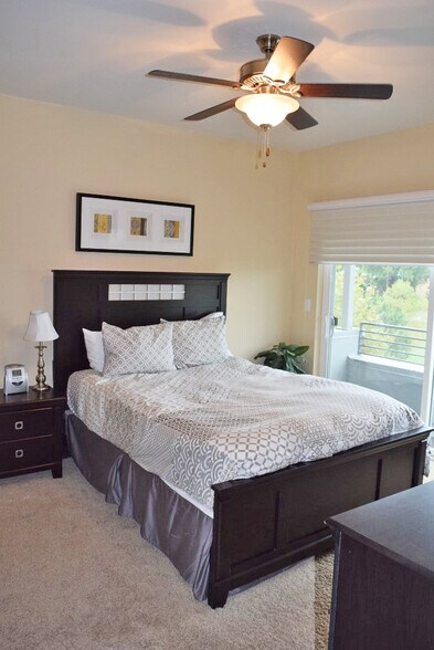 Master bedroom with owners balcony - 1247 W 75th St