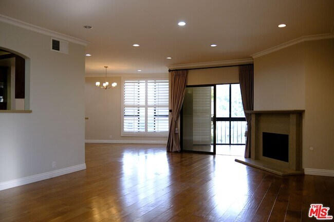 Building Photo - 4444 Wilshire Blvd