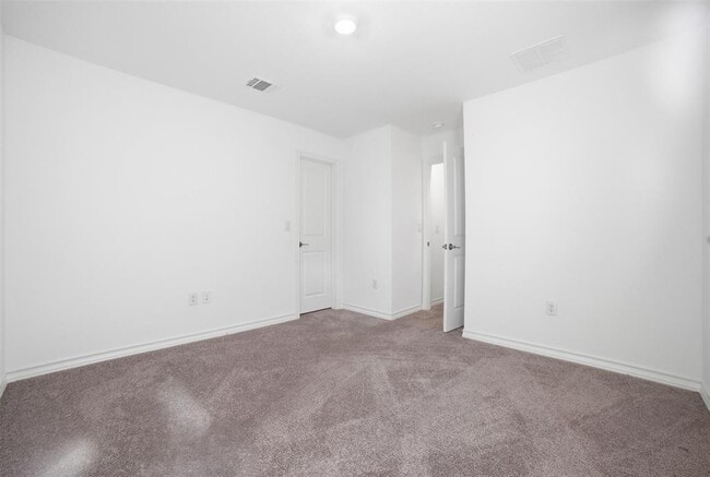 Building Photo - 13606 Long Is Dr