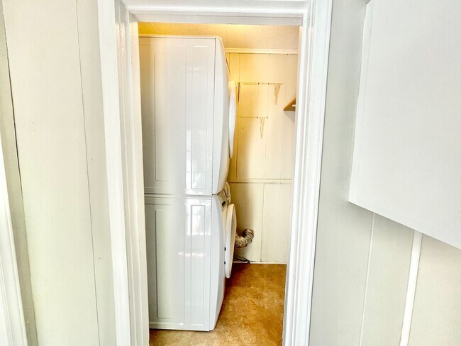 Building Photo - Beautiful 3 Bed 1 Bath Home Located near target shopping center off of Battleground in desirable ...