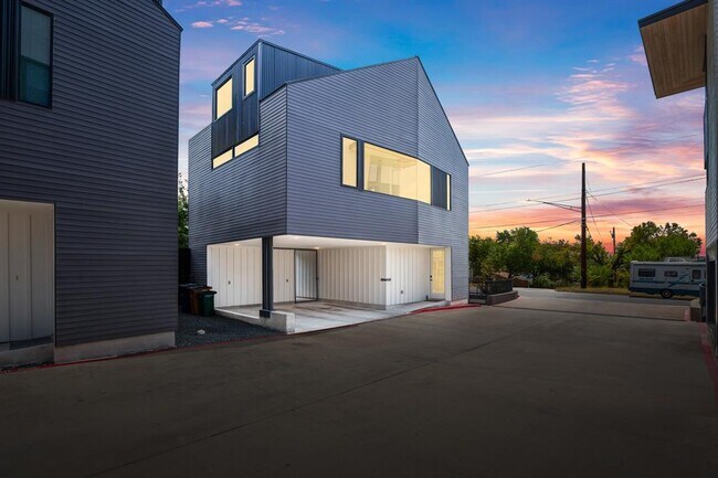 Building Photo - 3406 E 17th St