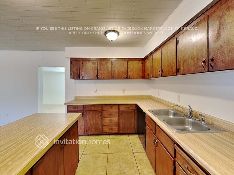 Building Photo - 6213 W Claremont St