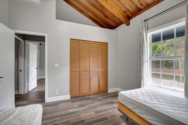 Building Photo - 18301 Murray Ln