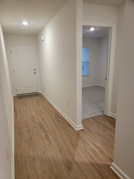 Front Door - Hallway - 4713 Eagles Ridge Rd