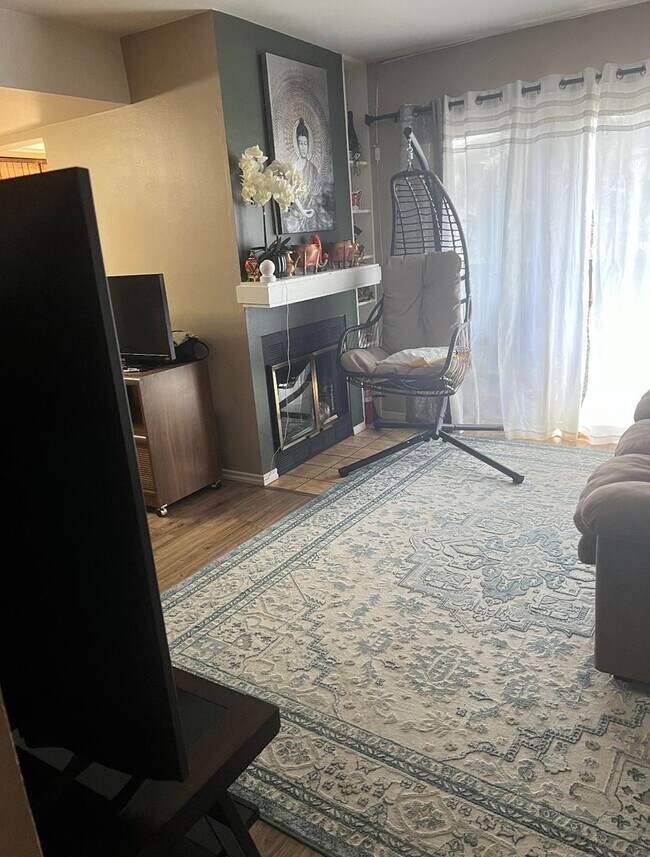 Building Photo - Top floor Condo in desirable area