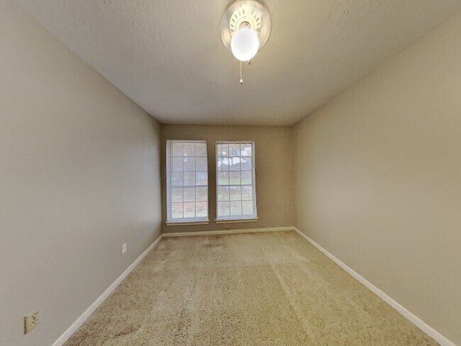 Building Photo - 2419 Sherwood Hollow Ln