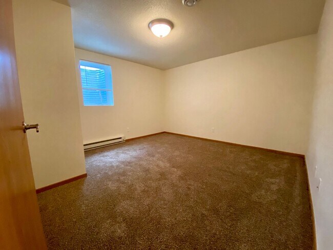 Building Photo - Spacious 4 Bedroom Townhome in Great Neigh...